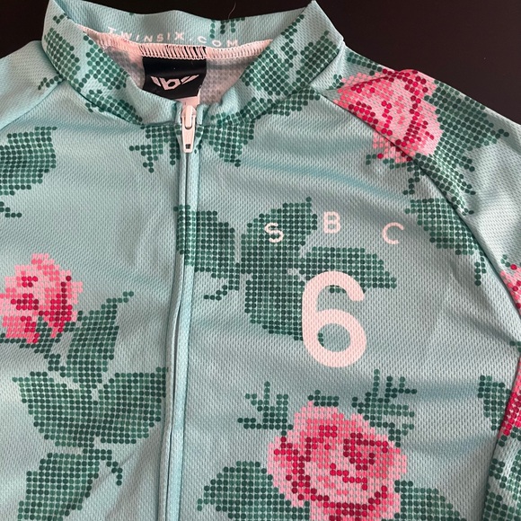 Twin Six (made in the USA) bike jersey comfortable,dry wicking,& fits perfectly. - Picture 2 of 7